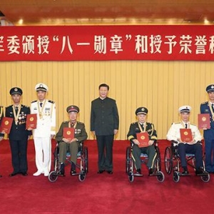 中央军委主席习近平亲自授予并颁发给冷鹏飞同志“八一勋章”和证书